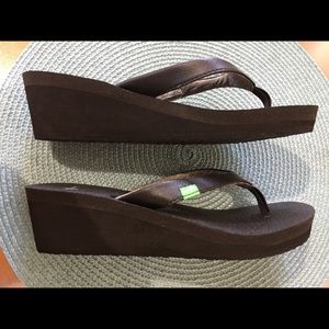 SANUK Sz 7 Flip Flops Wedge Sandals Brand New Yoga